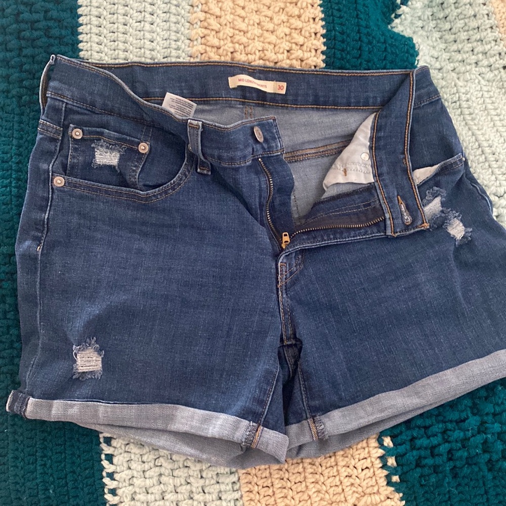 levi’s mid length denim shorts size 30